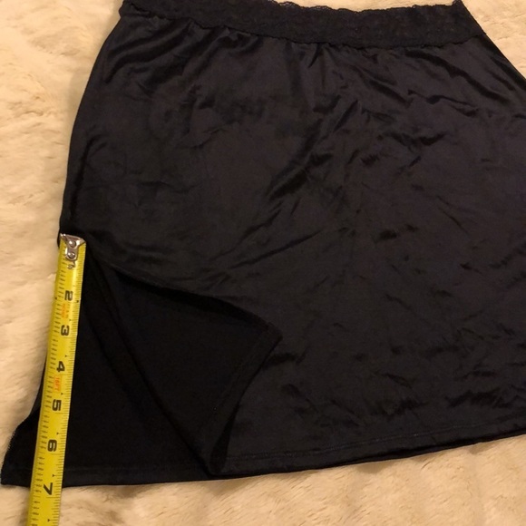 Vassarette slip. Black. Never worn. 16-22 waist. 18” long. Hips 21”…stretchy - Picture 2 of 9